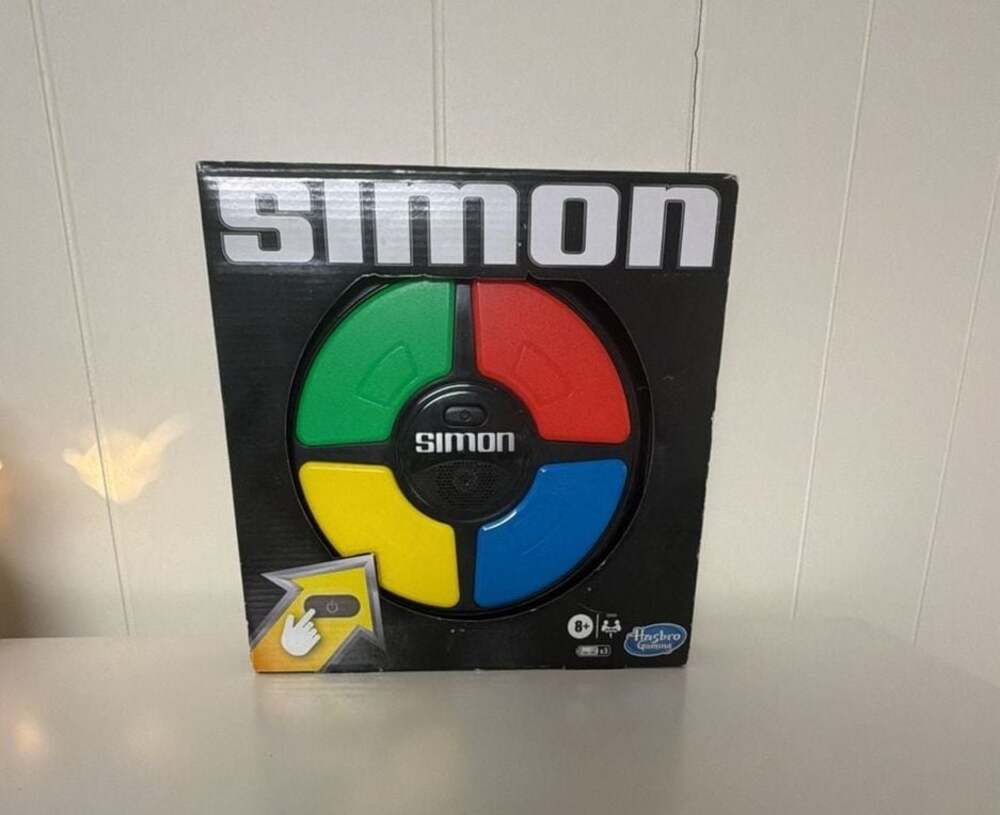 Hasbro Gaming Simon Electronic Memory Game with Lights and Sounds